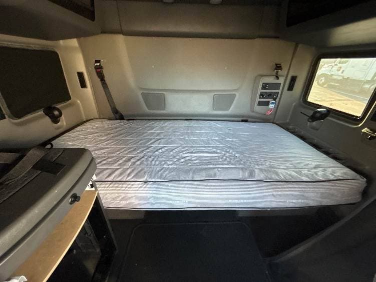2023 International LT62F image 8