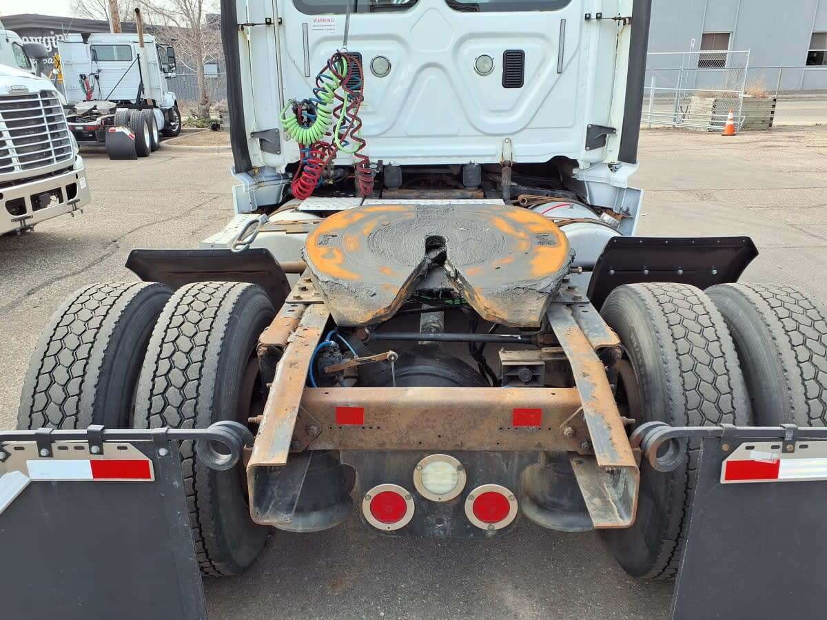 Used 2017 FREIGHTLINER Conventional - Day Cab - CASCADIA 125 For Sale image 2
