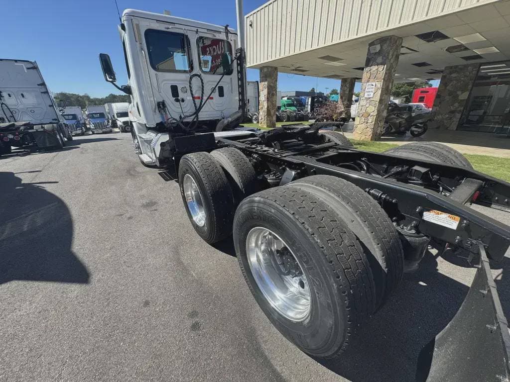 2017 Freightliner Cascadia 113 image 4