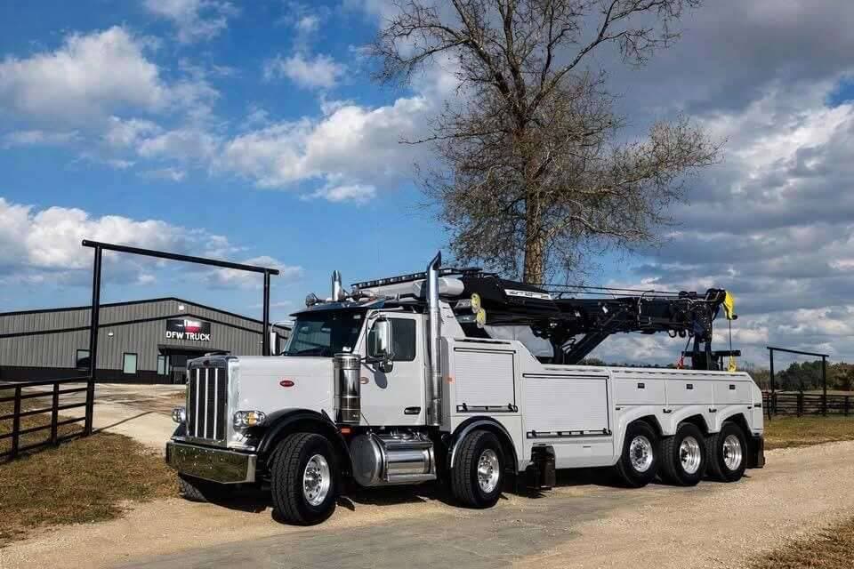 2025 Peterbilt 589 image 1