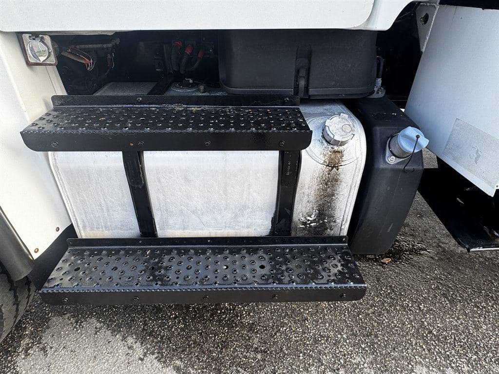 2017 Freightliner M2-106 image 21