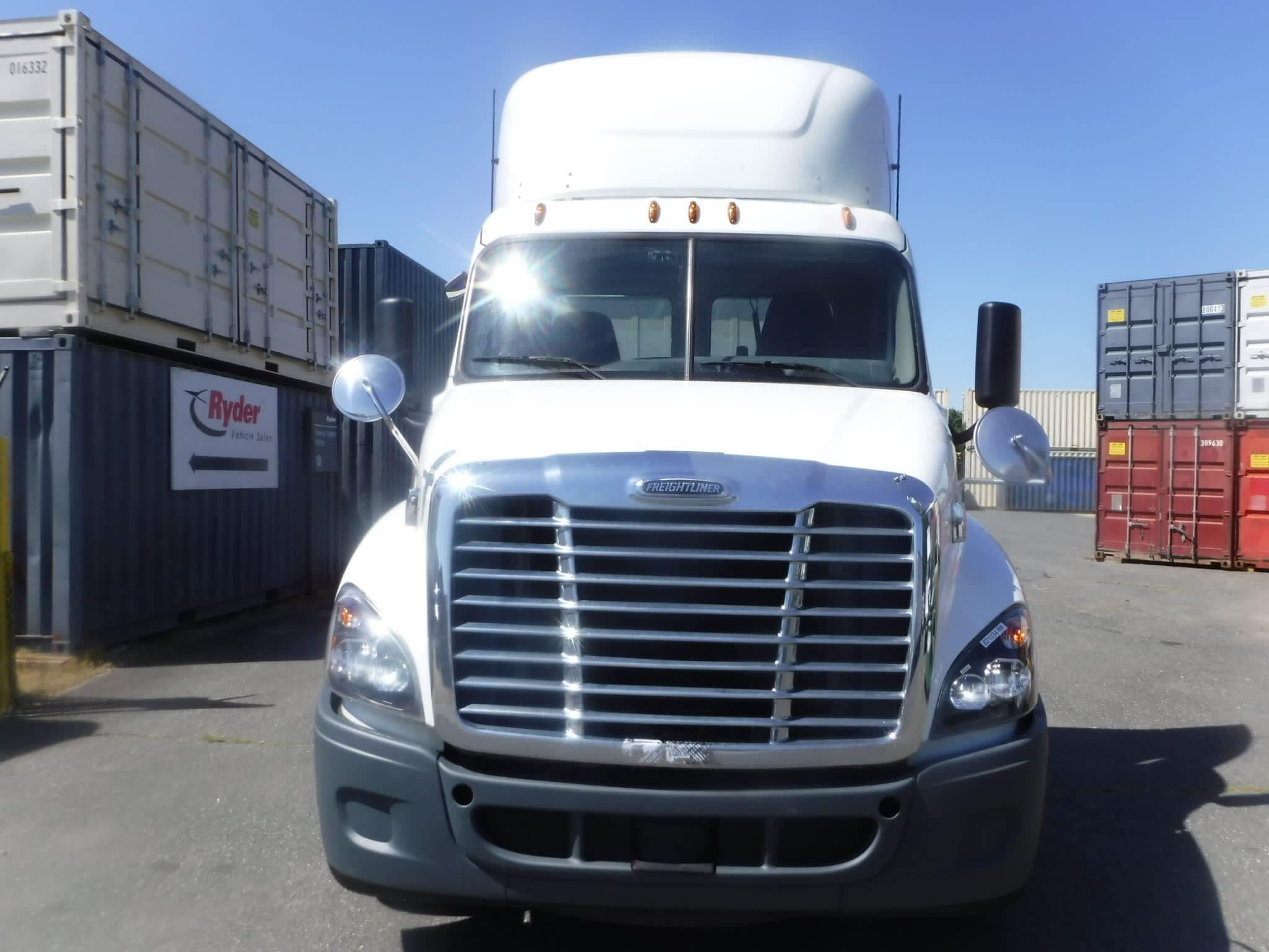 Used 2019 FREIGHTLINER Conventional - Day Cab - CASCADIA 125 image 3