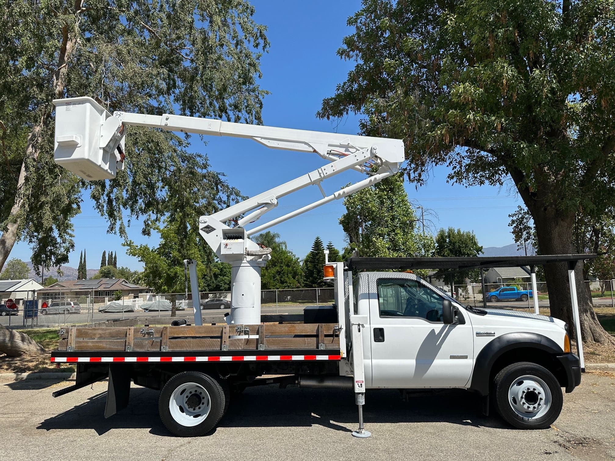 2007 Ford F-550 Bucket Truck image 2