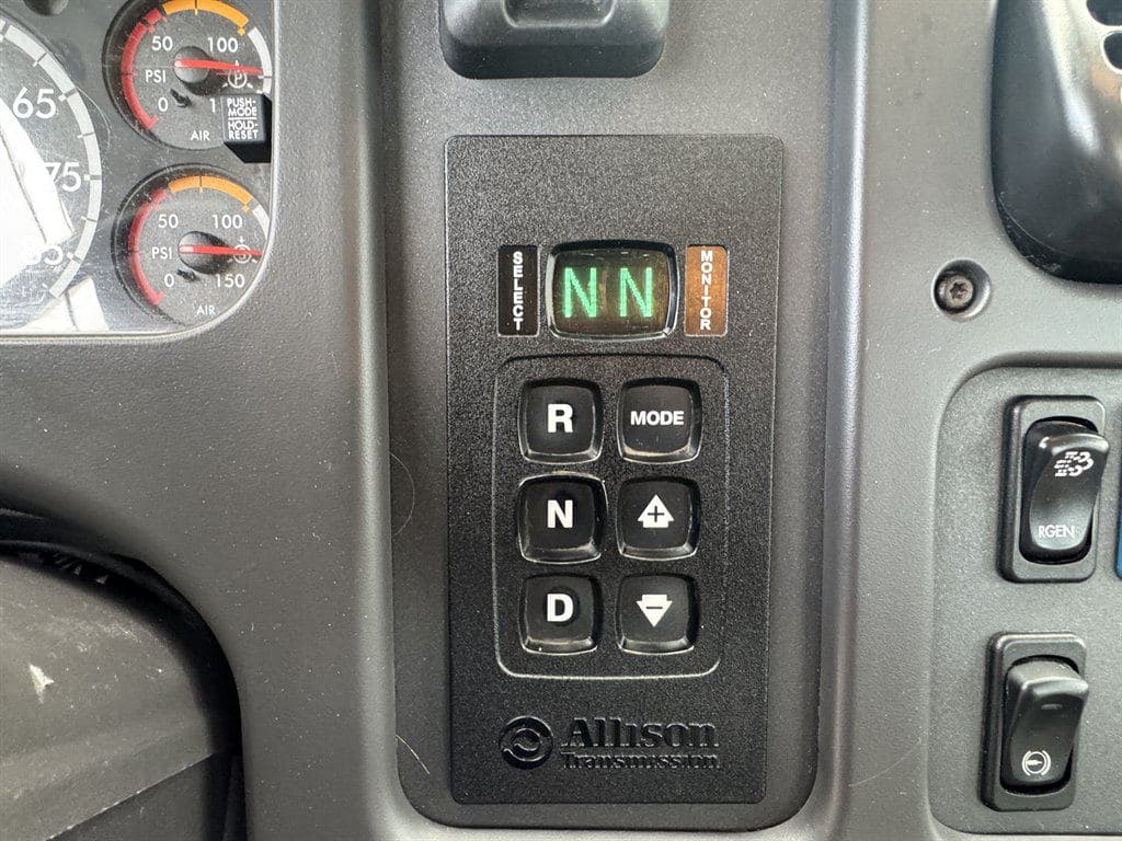2018 Freightliner M2-106 image 60