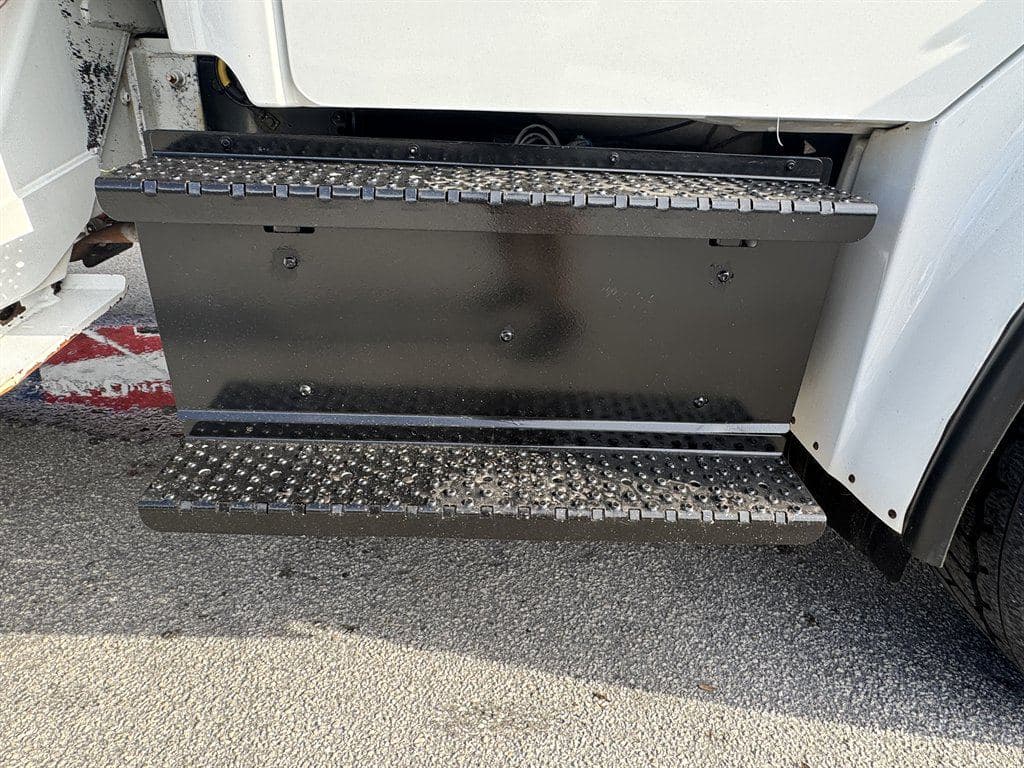 2018 Freightliner M2-106 image 22