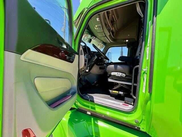 2020 Peterbilt 579 image 11