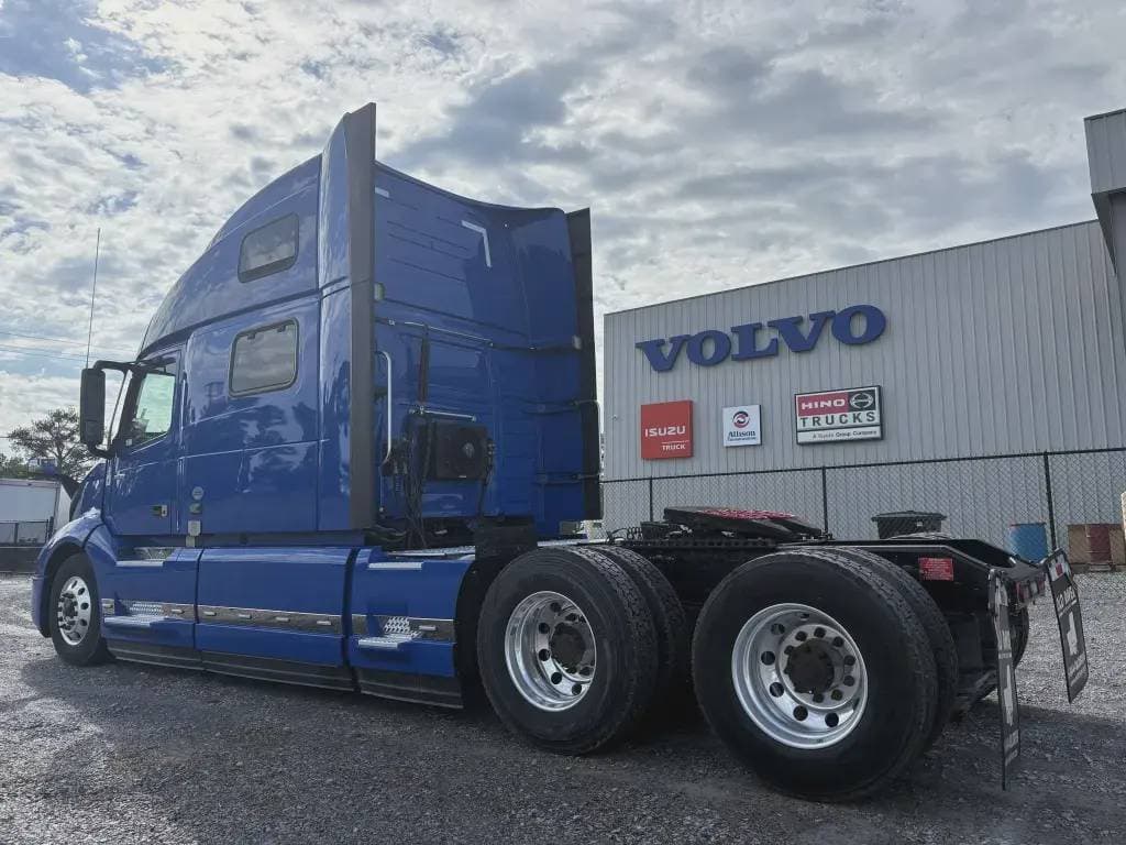 2022 Volvo VNL image 3