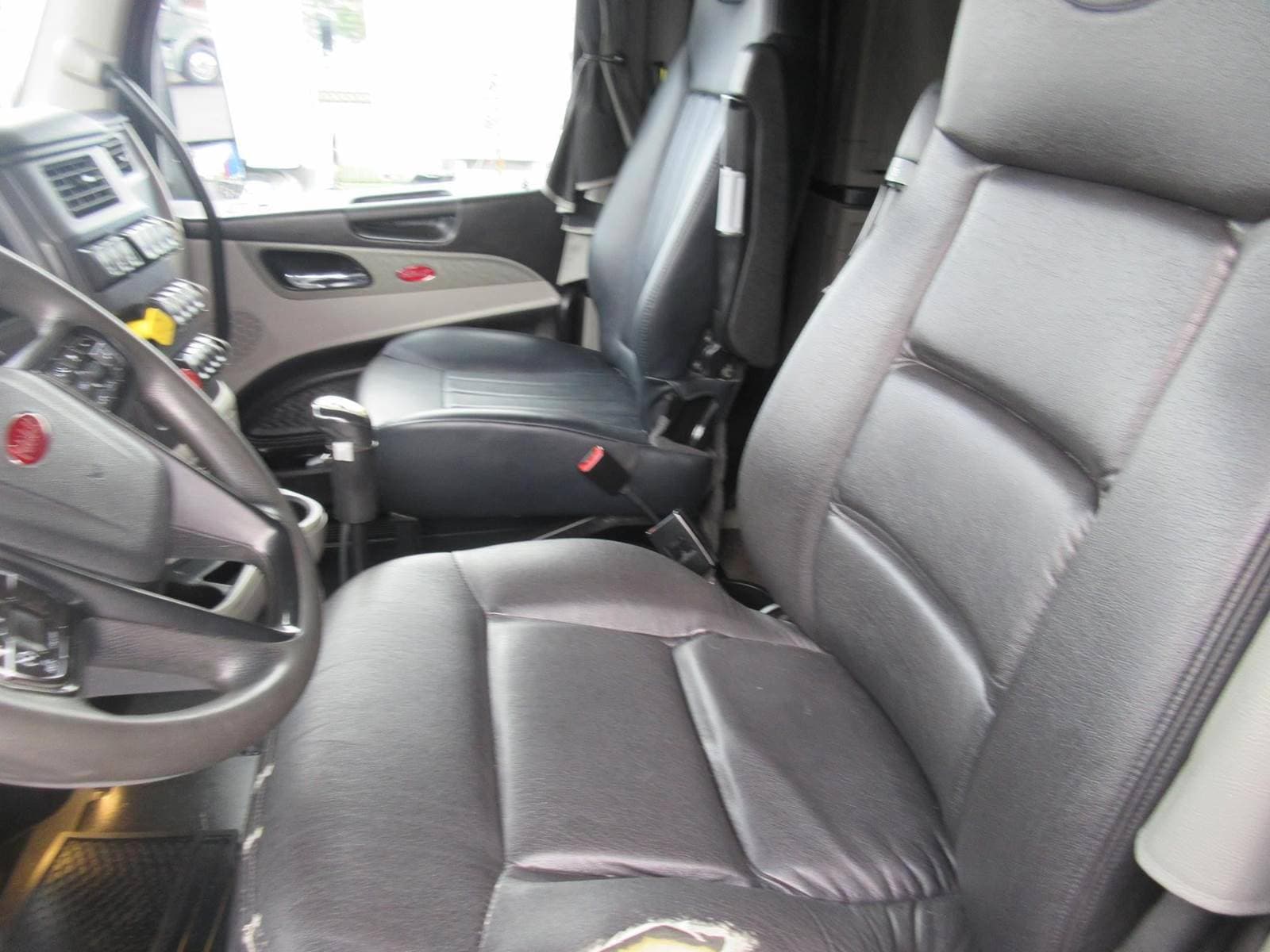 2023 Peterbilt 567 image 6