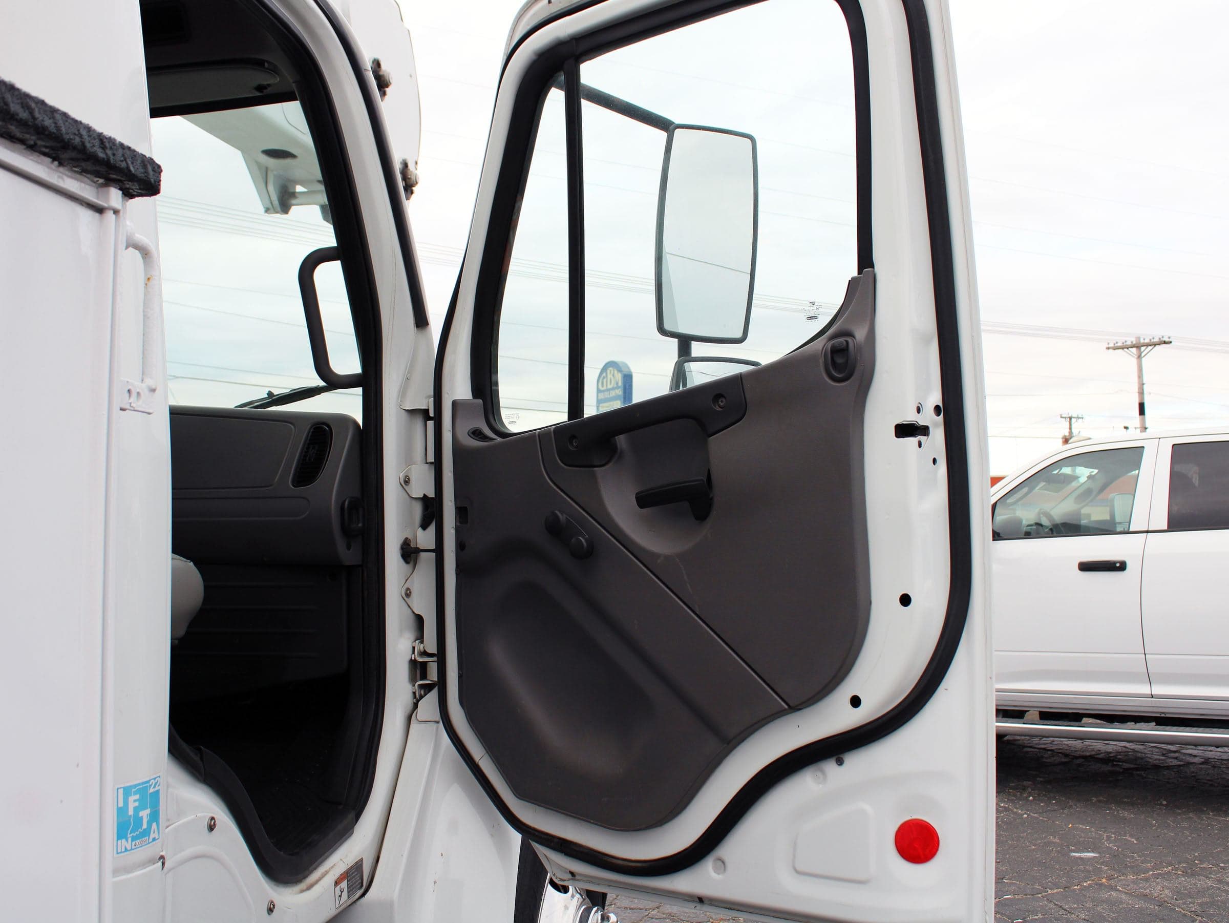 2015 Freightliner M2 image 21
