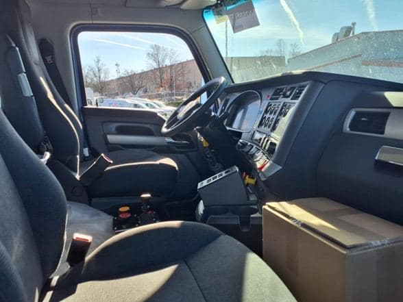 2025 Kenworth T880 image 25