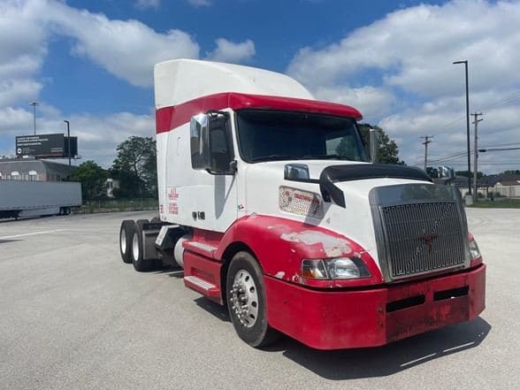 1998 Volvo VN image 2