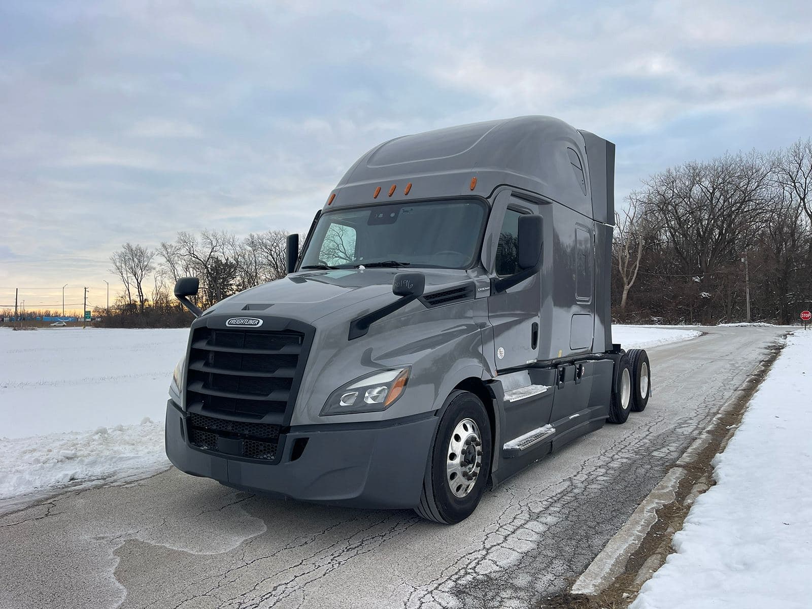 2022 Freightliner Cascadia image 1