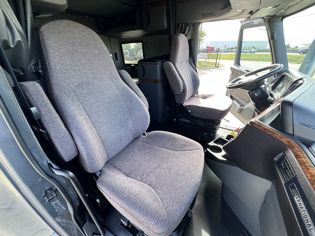 Used 2021 INTERNATIONAL LT625 image 24