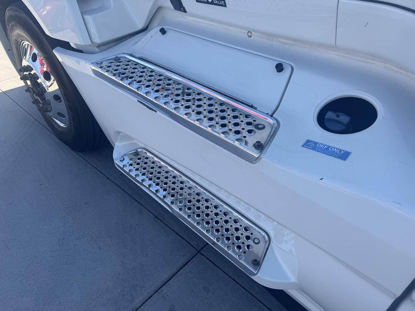 2023 International LT Sleeper Semi Truck - Raised Roof Sleeper, Cummins 450HP, 12 Speed Automatic image 3