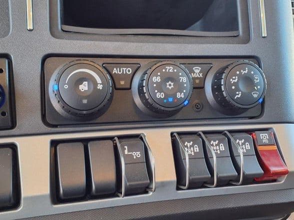 2025 Kenworth T880 image 11