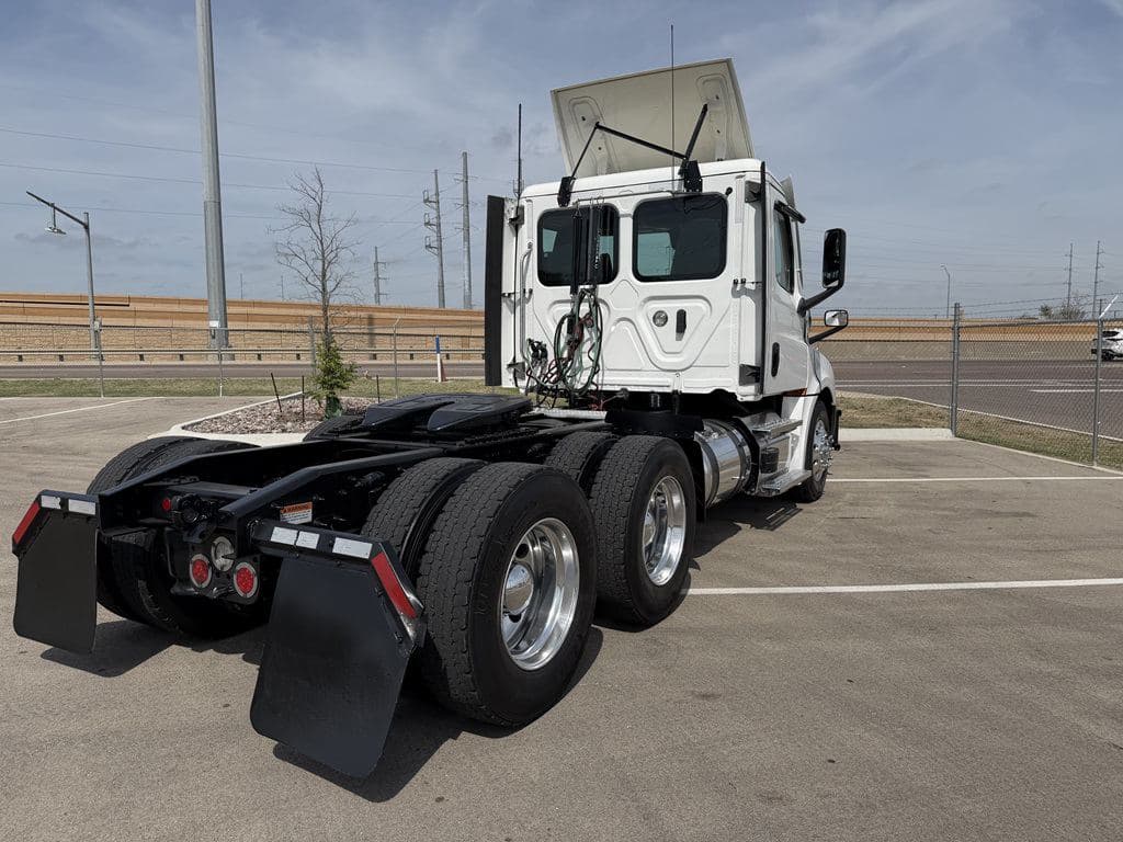 Used 2022 FREIGHTLINER PT126064S T image 11