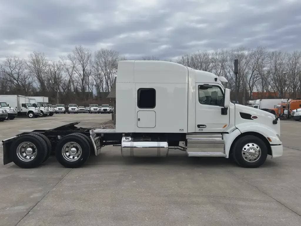 2022 Peterbilt 579 image 3