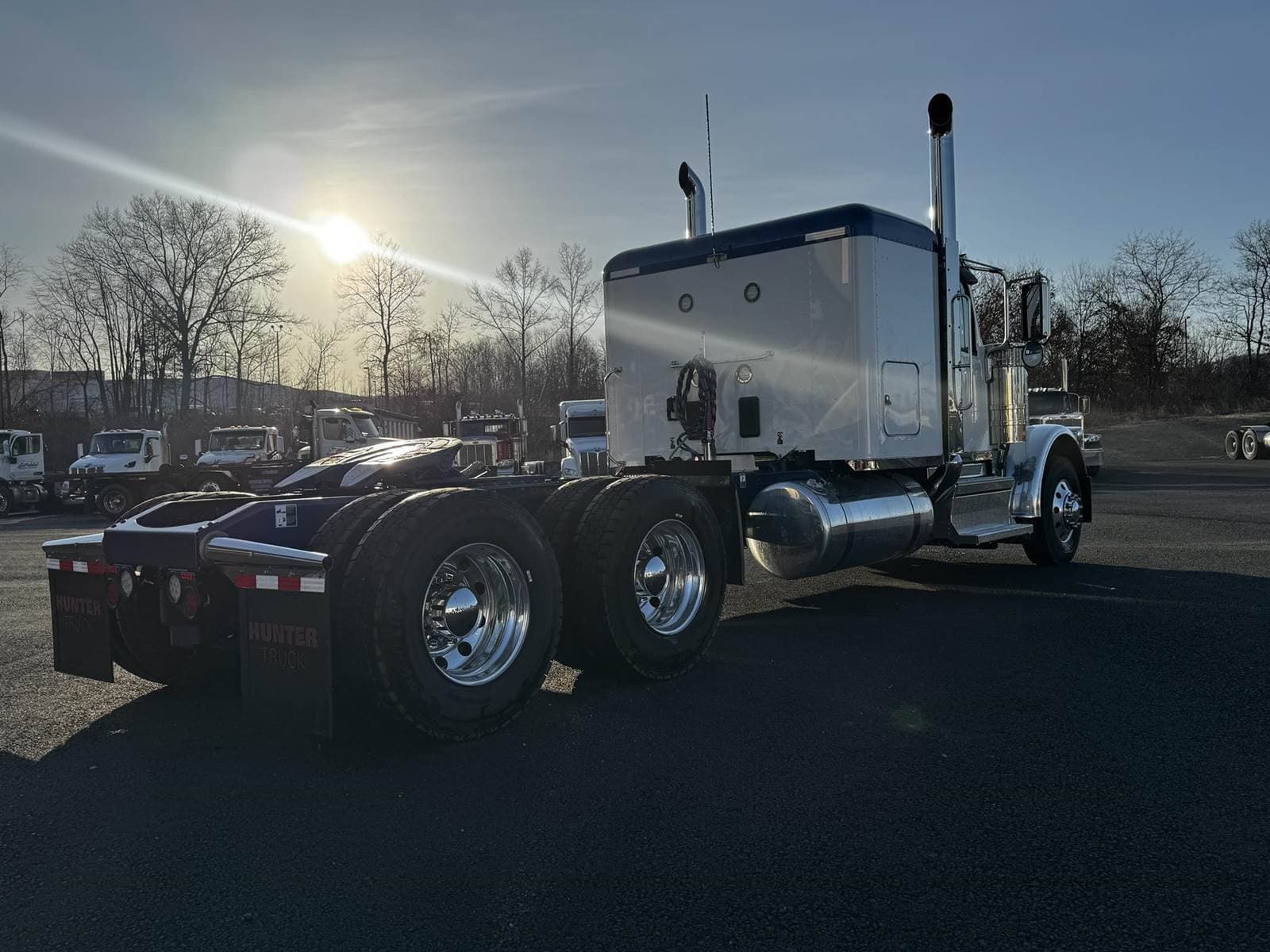 2025 Peterbilt 589 image 4