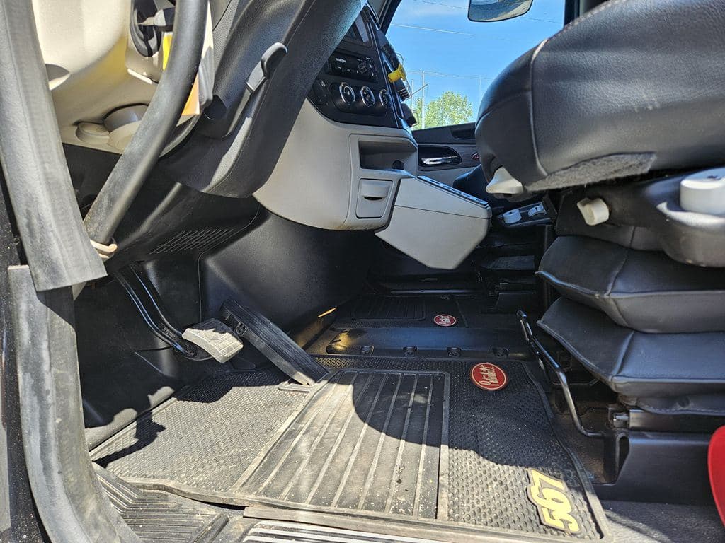 Used 2024 PETERBILT 567 image 14