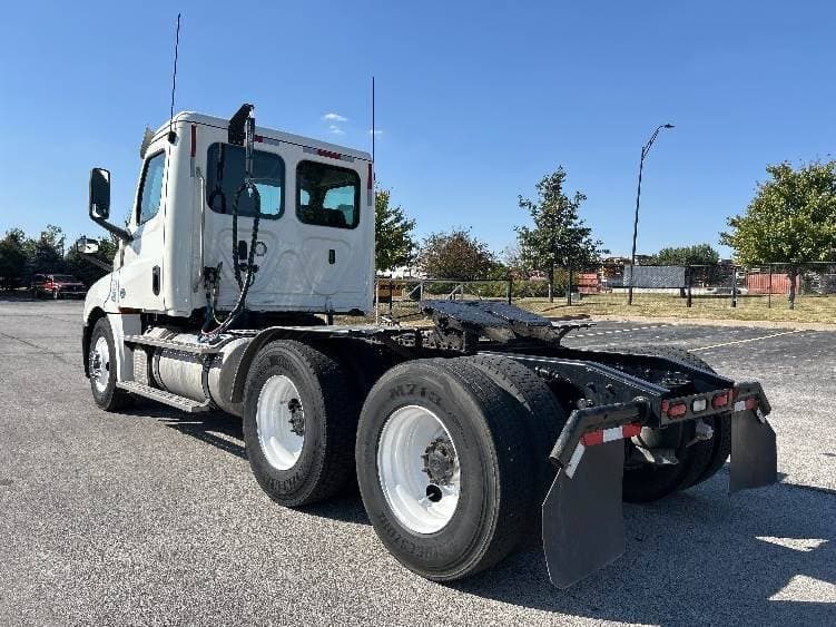 2019 Freightliner Cascadia 126 Day Cab Truck - 435HP, 10 Speed Manual image 5