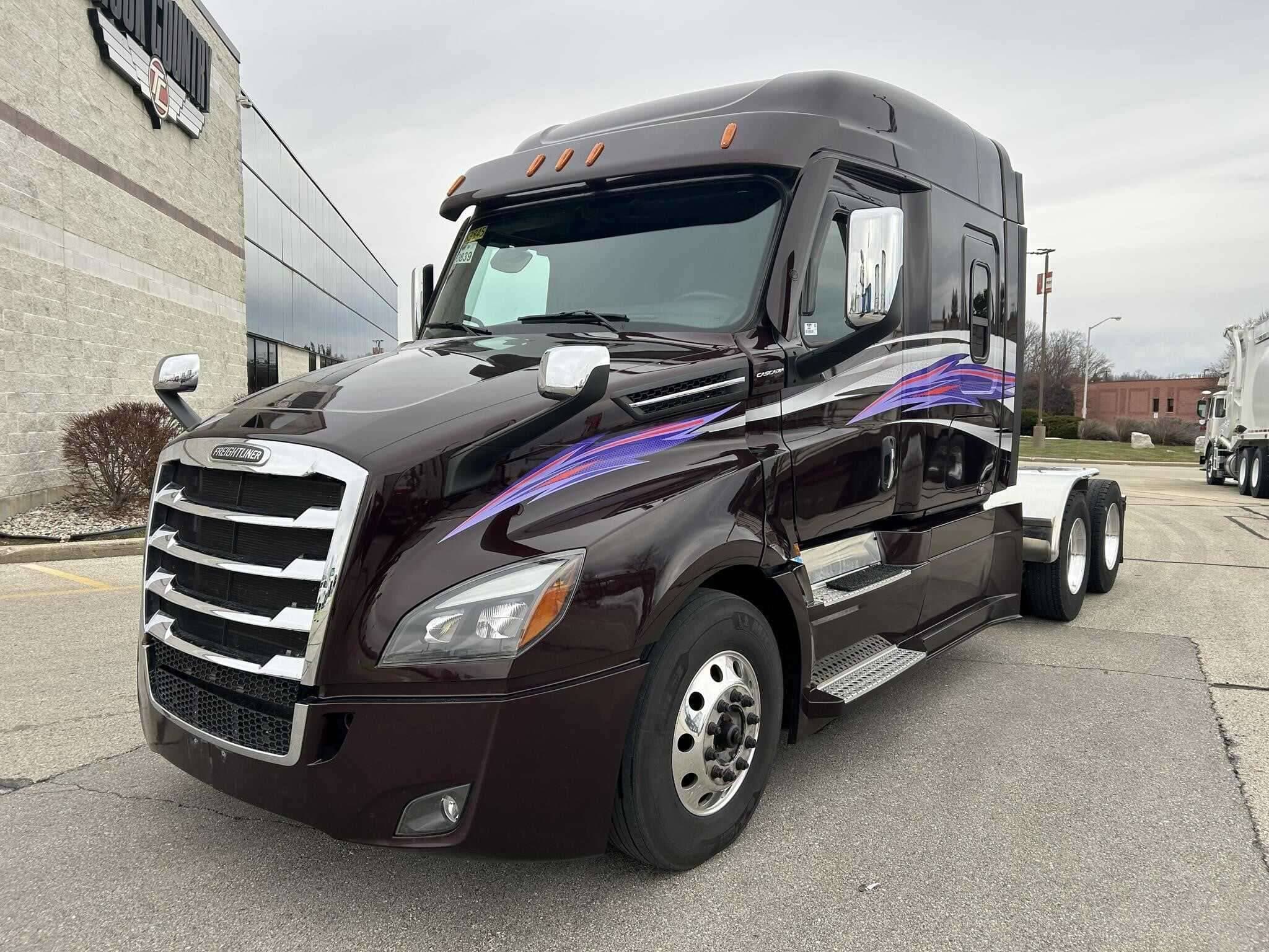 Used 2025 FREIGHTLINER CASCADIA 126 Conventional - Sleeper Truck in Oak Creek, WI image 1