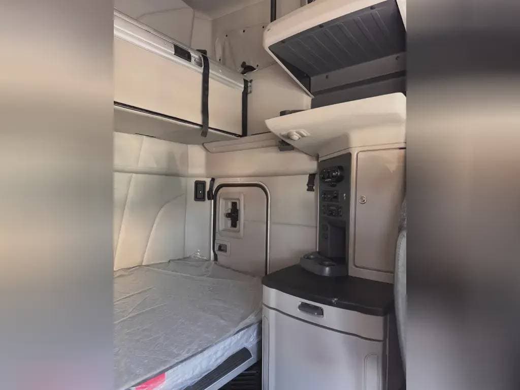 2022 Peterbilt 579 image 7