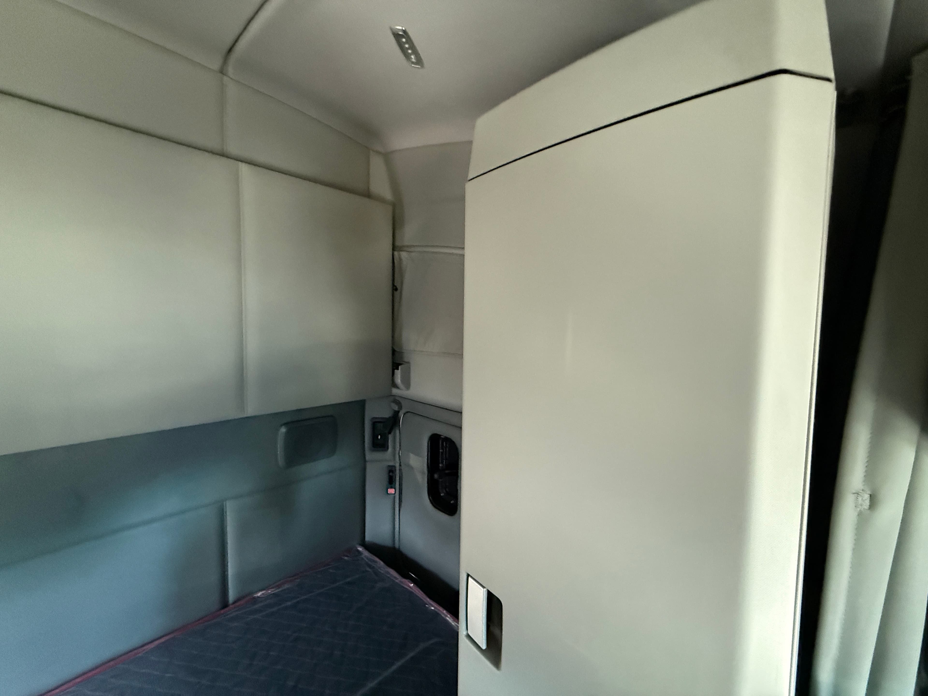 2019 Kenworth T680 image 18