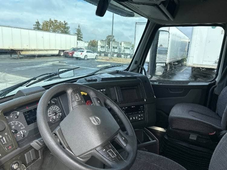 2022 Volvo VNL image 8