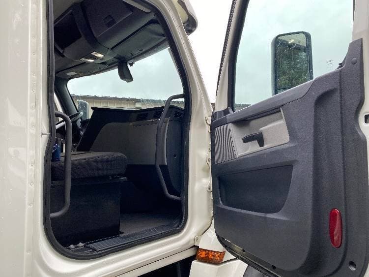 2019 Freightliner Cascadia 126 Day Cab Truck - 435HP, 12 Speed Automatic image 12