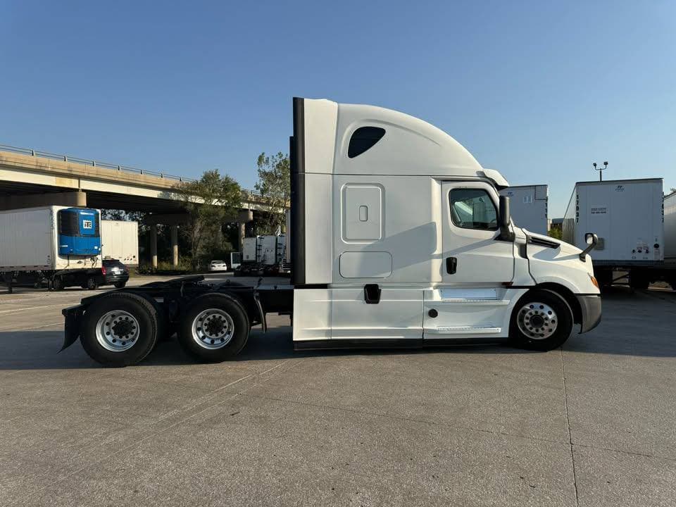 2020 Freightliner Cascadia image 2