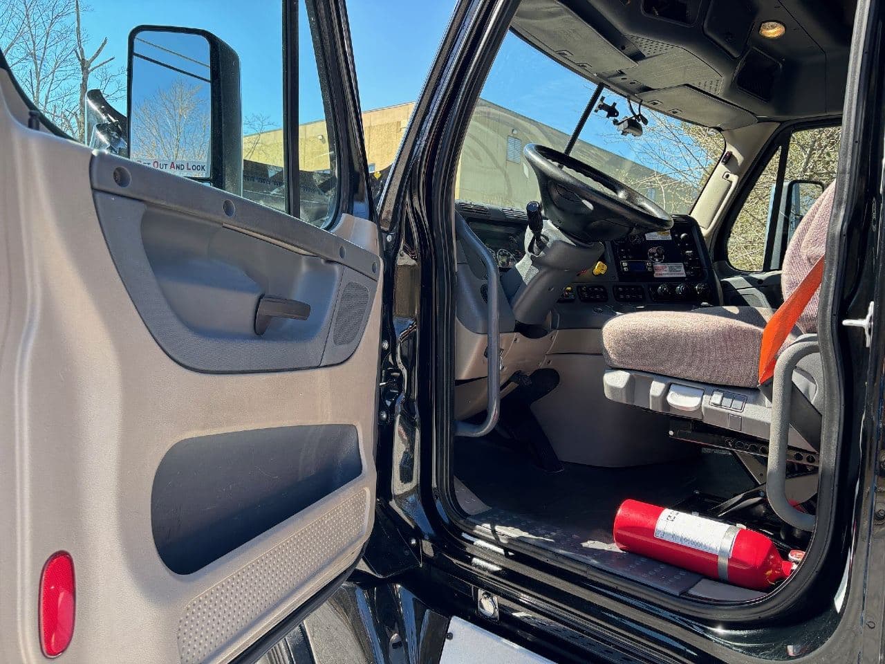 2020 Freightliner Cascadia 125 image 13