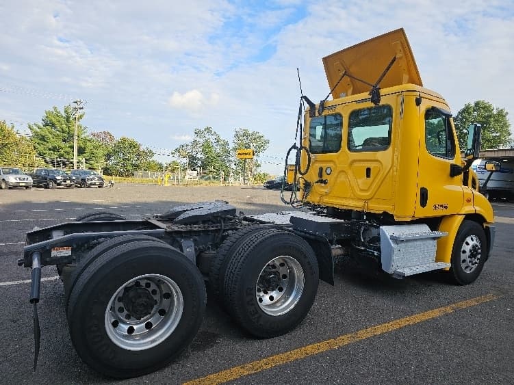 Used 2019 FREIGHTLINER Conventional - Day Cab, Tractor image 6