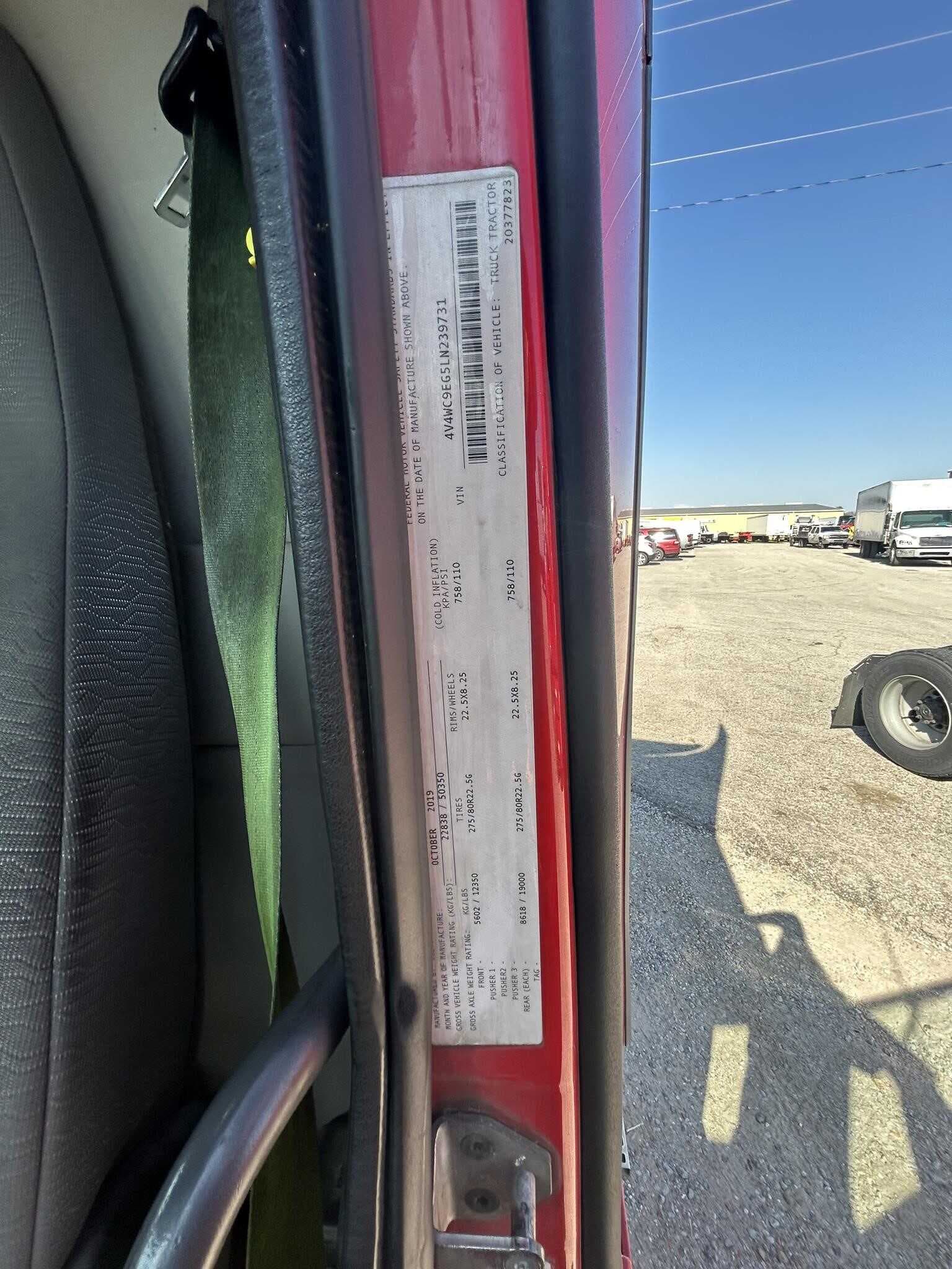 2020 Volvo VNR640 image 14