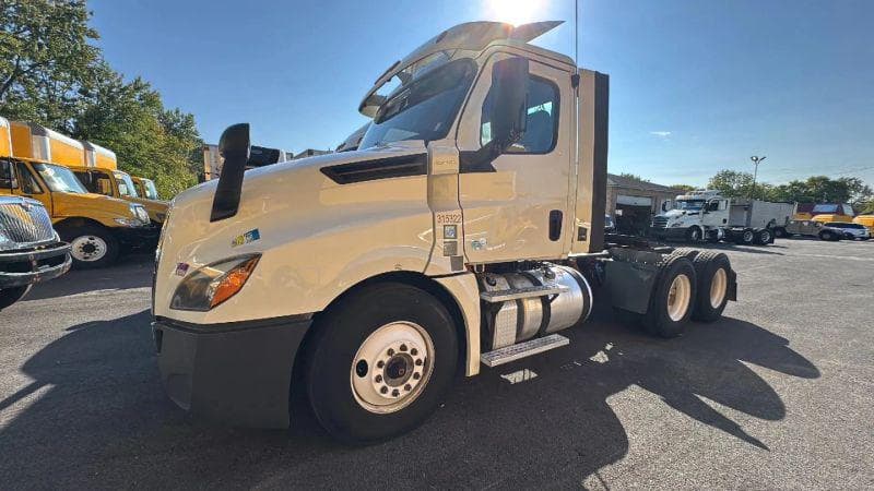 2018 Freightliner Cascadia image 2