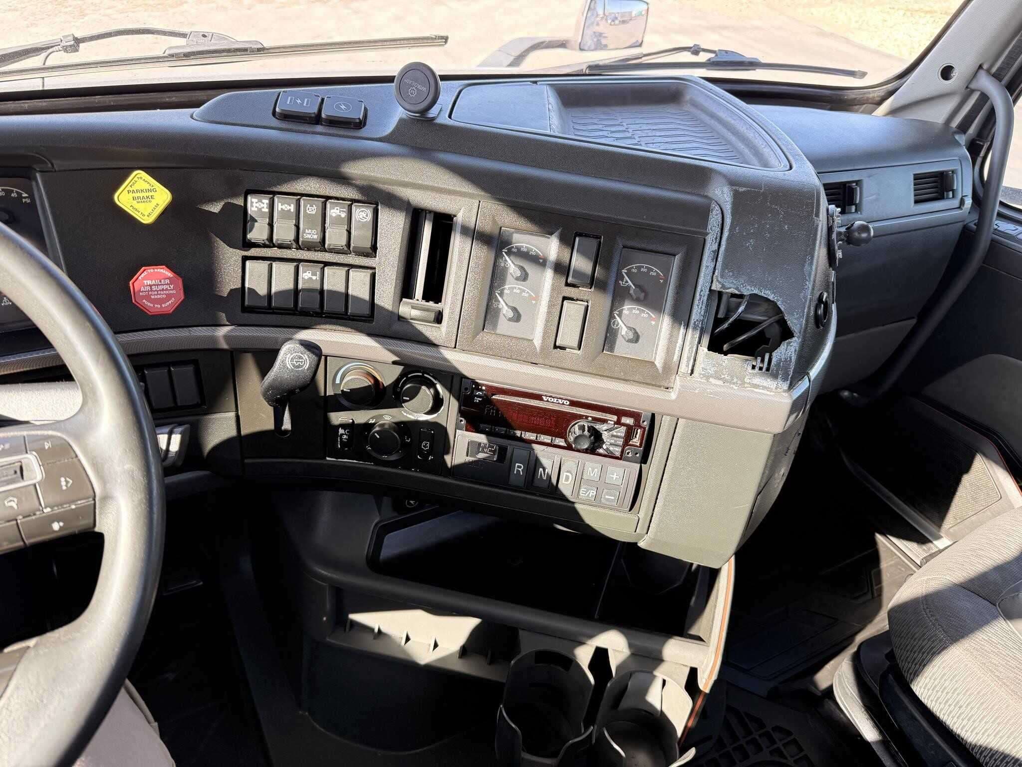 2020 Volvo VNR image 13