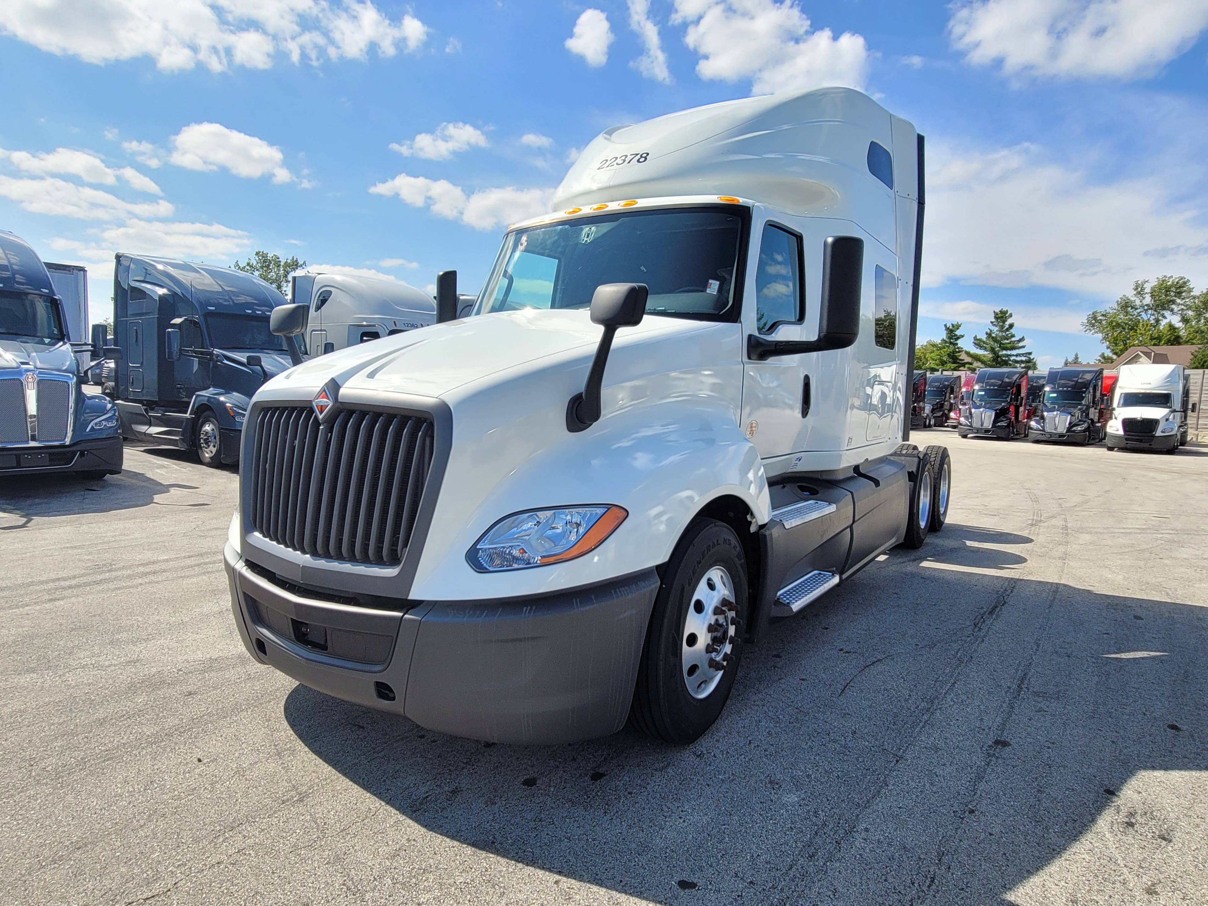 2022 International LT625 image 1