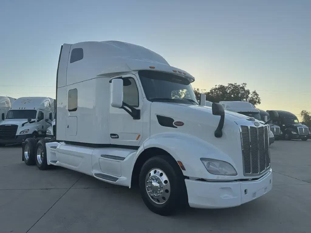 2022 Peterbilt 579 image 3
