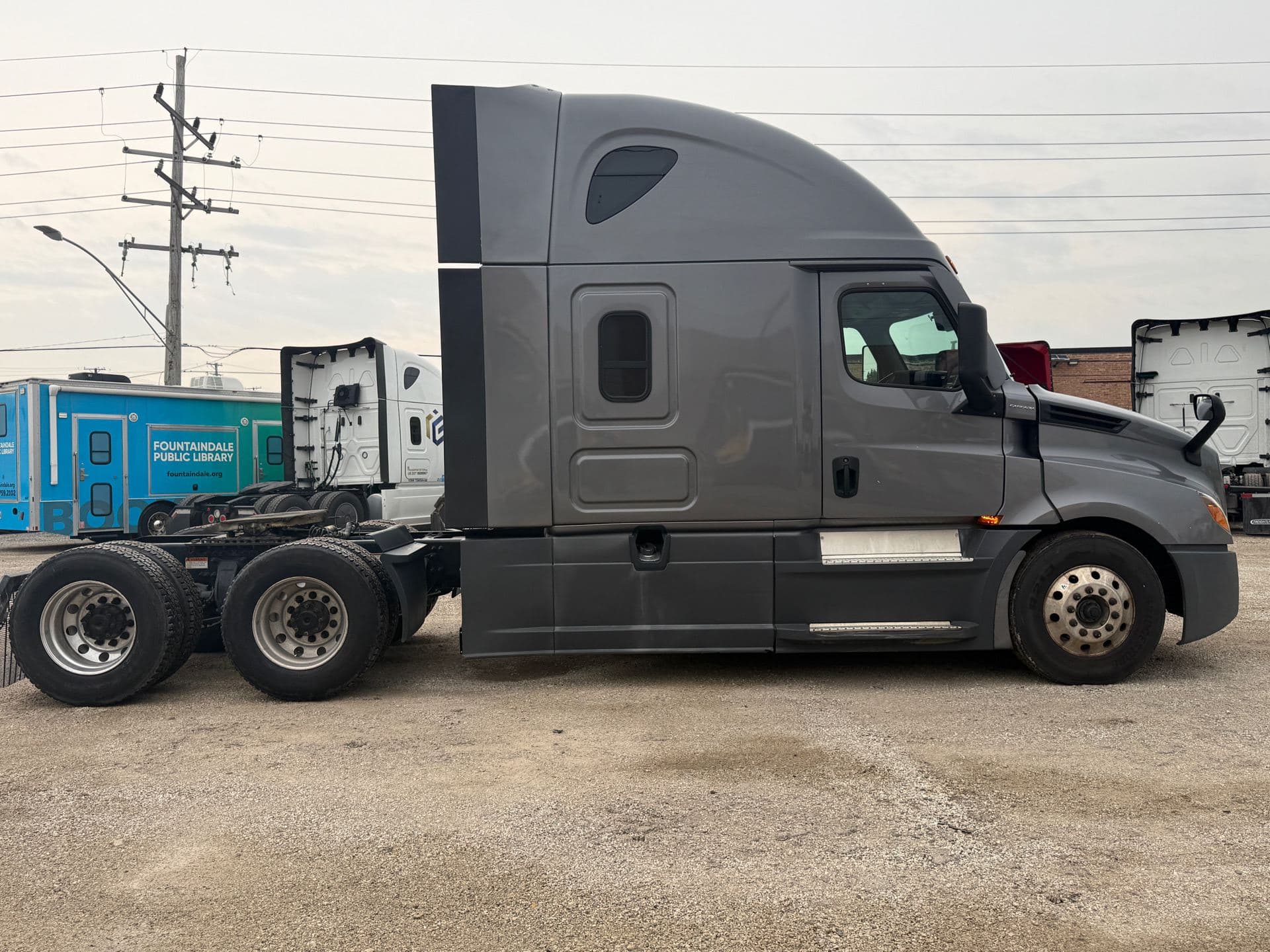 2022 Freightliner - 428k - Just 10,675 Hours - 455HP! image 6