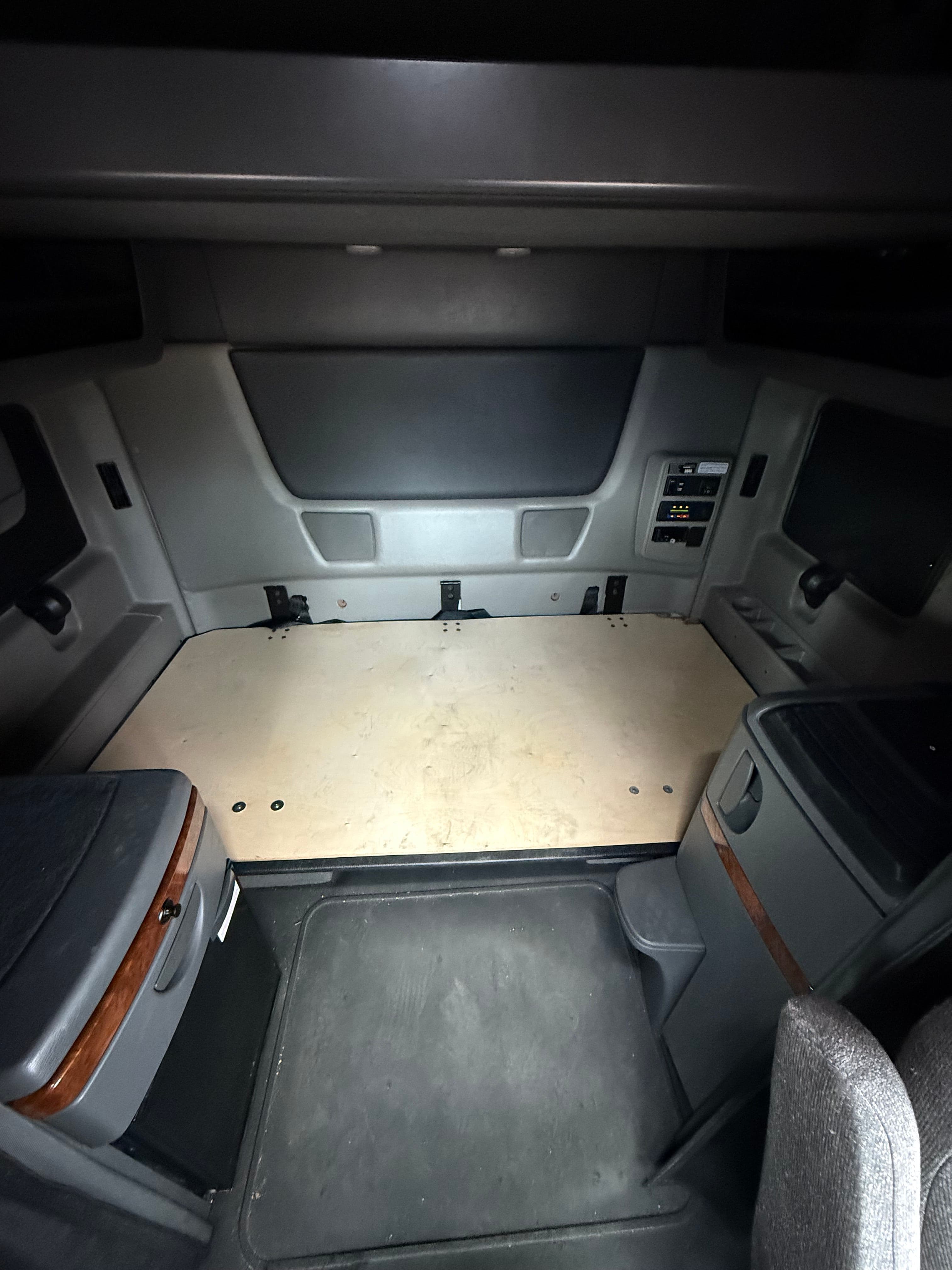 2022 International LT625 image 8