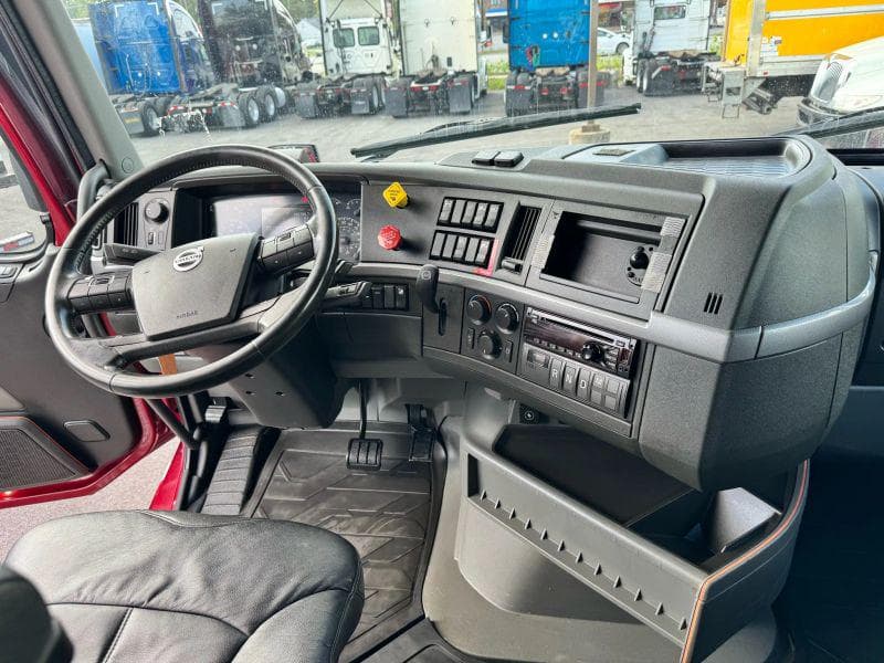 2021 Volvo VNL image 27