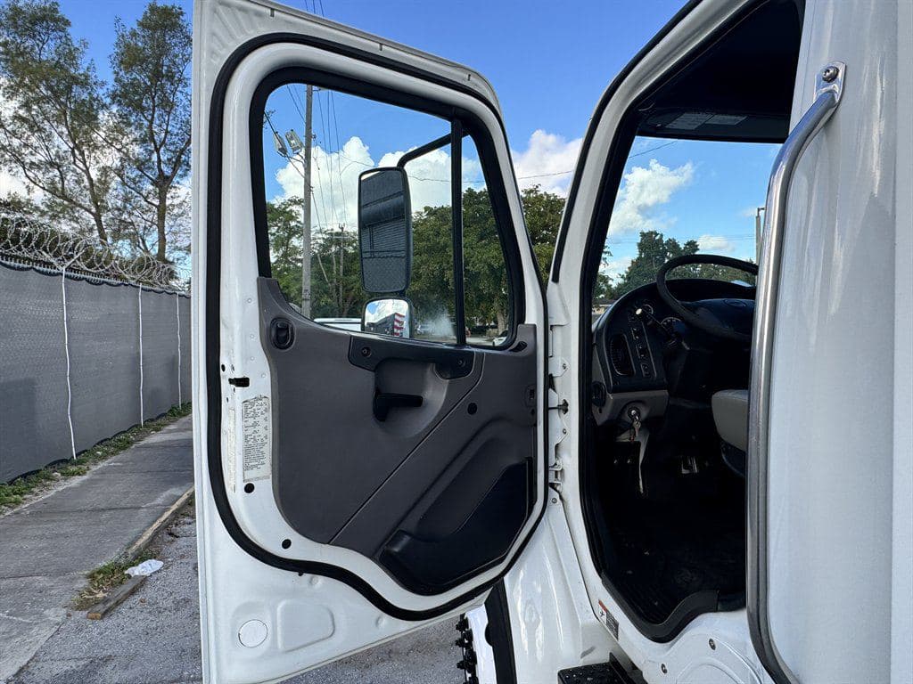 2014 Freightliner M2 106 image 45