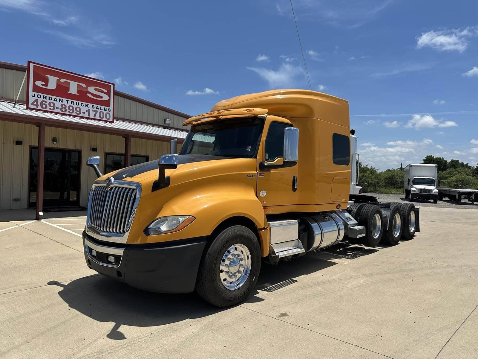 2020 International LT625 image 2