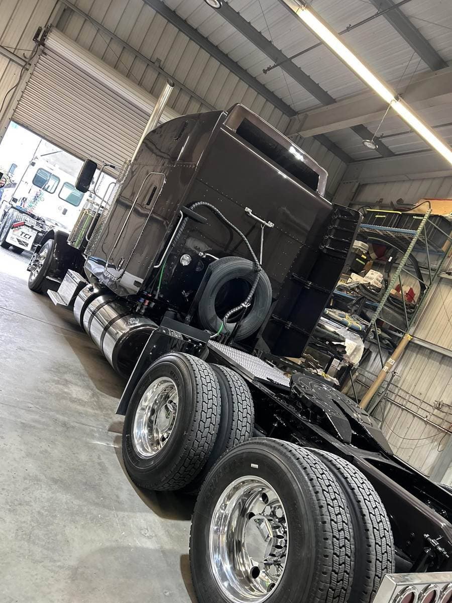 2023 Peterbilt 389 image 4