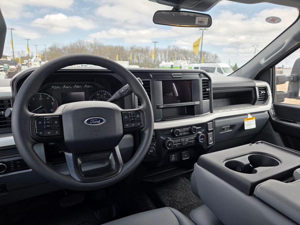2026 Ford F-450SD XL DRW CAB CHASSIS image 45