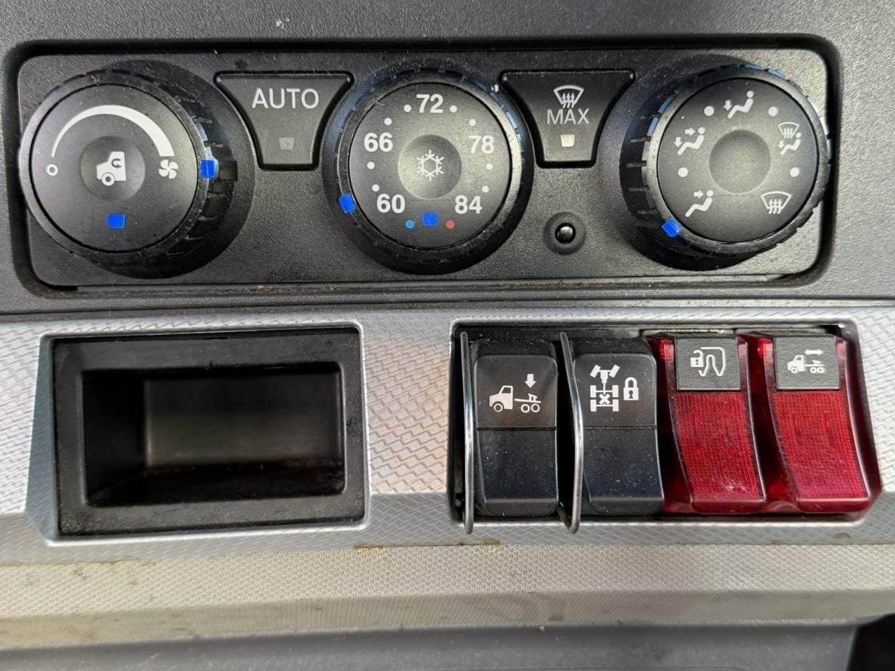 2022 Kenworth T680 Day Cab Truck - Paccar 405HP, 12 Speed Automatic image 7