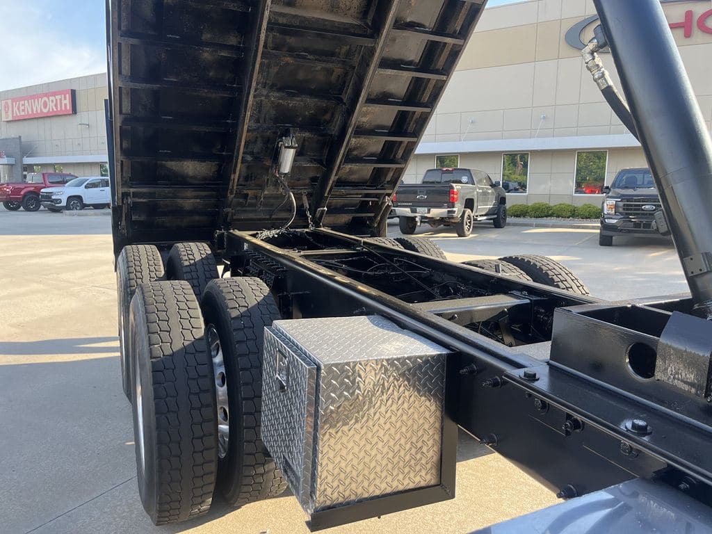 Used 2024 PETERBILT 389 image 11