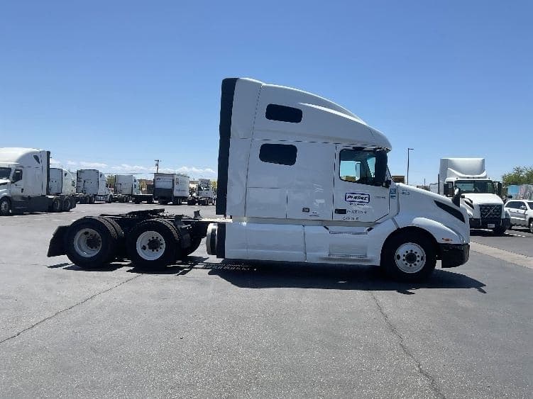 2022 Volvo VNL image 4