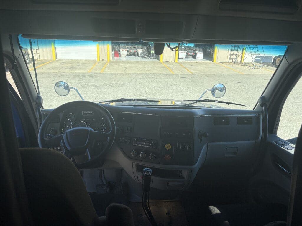 2021 Peterbilt 579 image 9