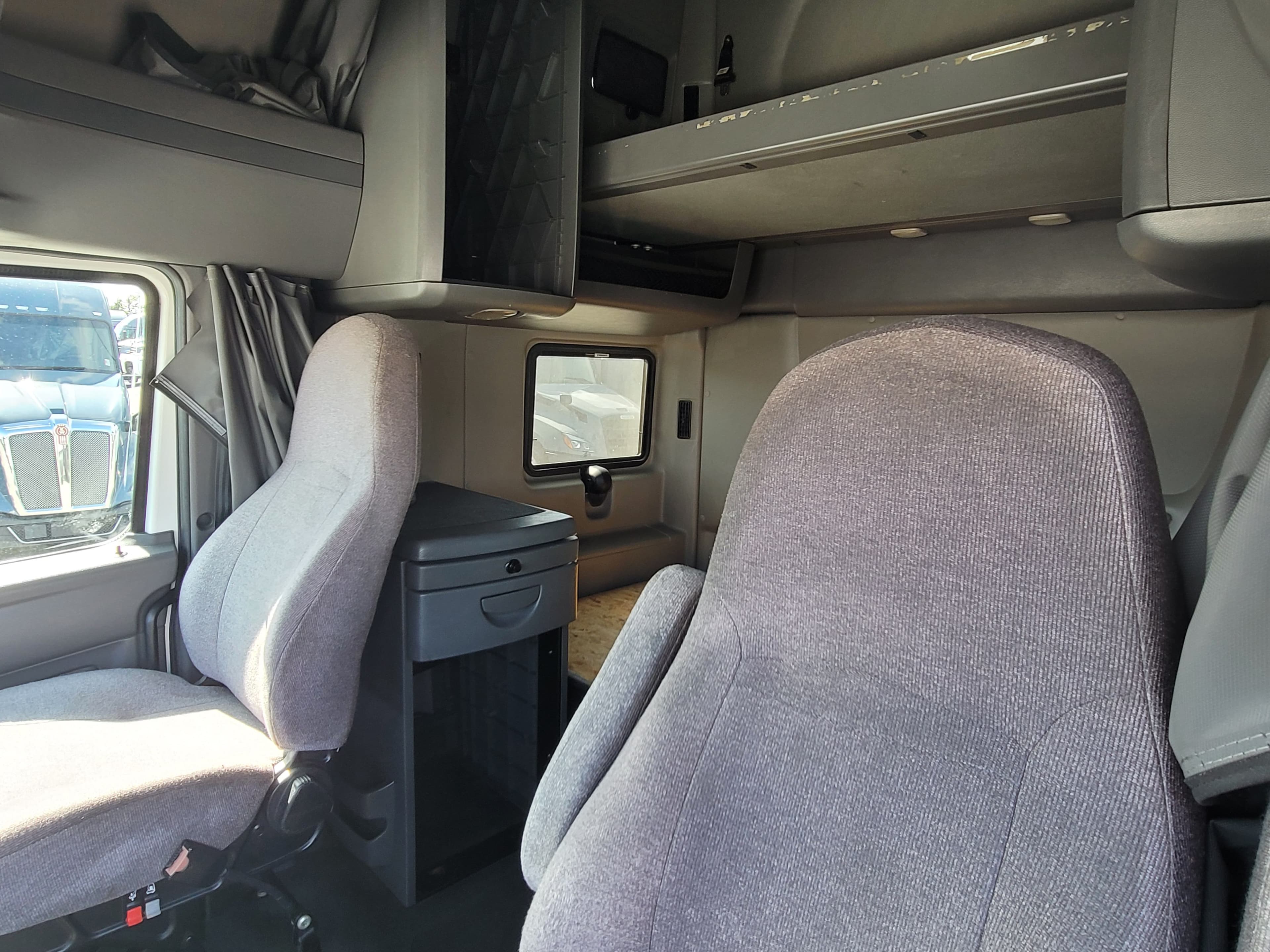 2022 International LT625 image 8