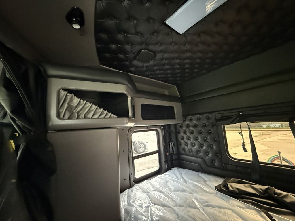 New 2027 KENWORTH W900L image 12